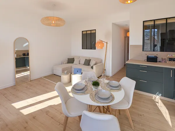 Séjour lumineux du Nagomi, appartement en cœur de ville