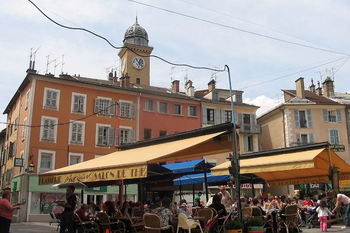 Terrasses de la place Jean-Marcellin à Gap