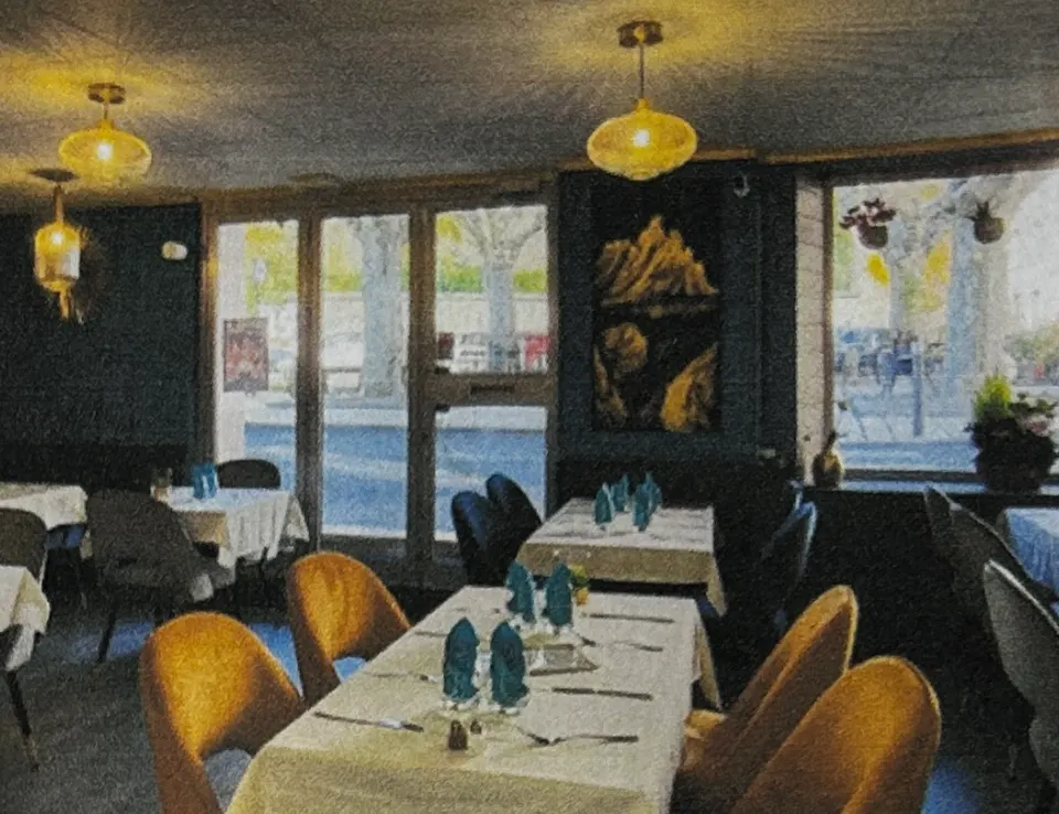 Salle du restaurant Le Chardon Bleu, rue Saint-Arey à Gap